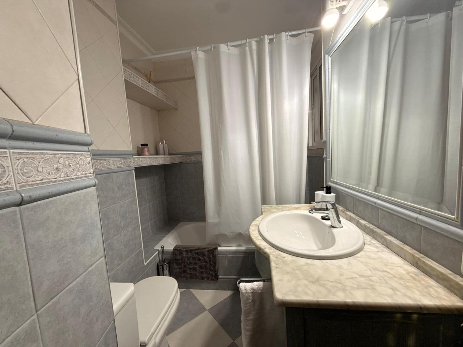 2 bedroom Flat for sale in Cordoba city with garage - € 210,000 (Ref: 9970710)