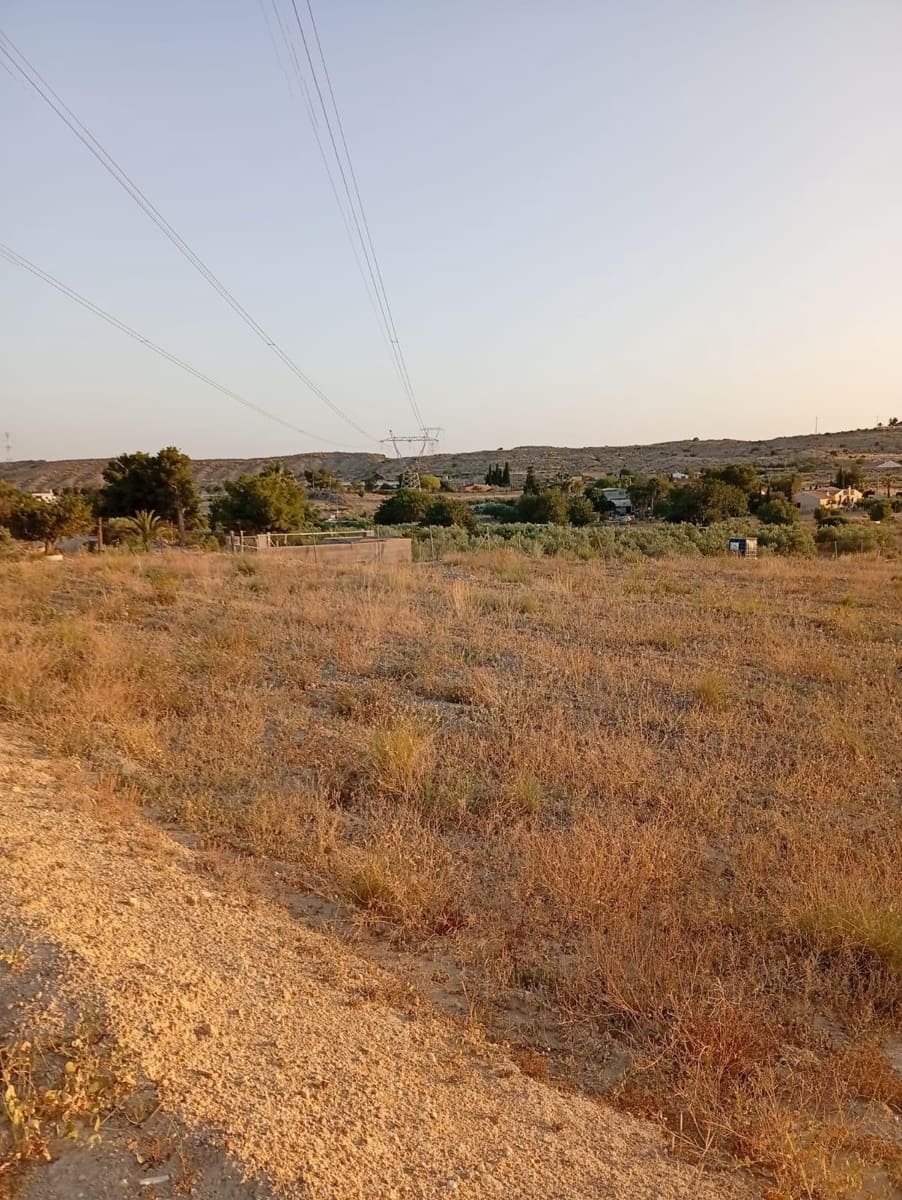 Grunde uden byggetilladelser til salg i Alicante by - € 139.900 (Ref: 9128260)