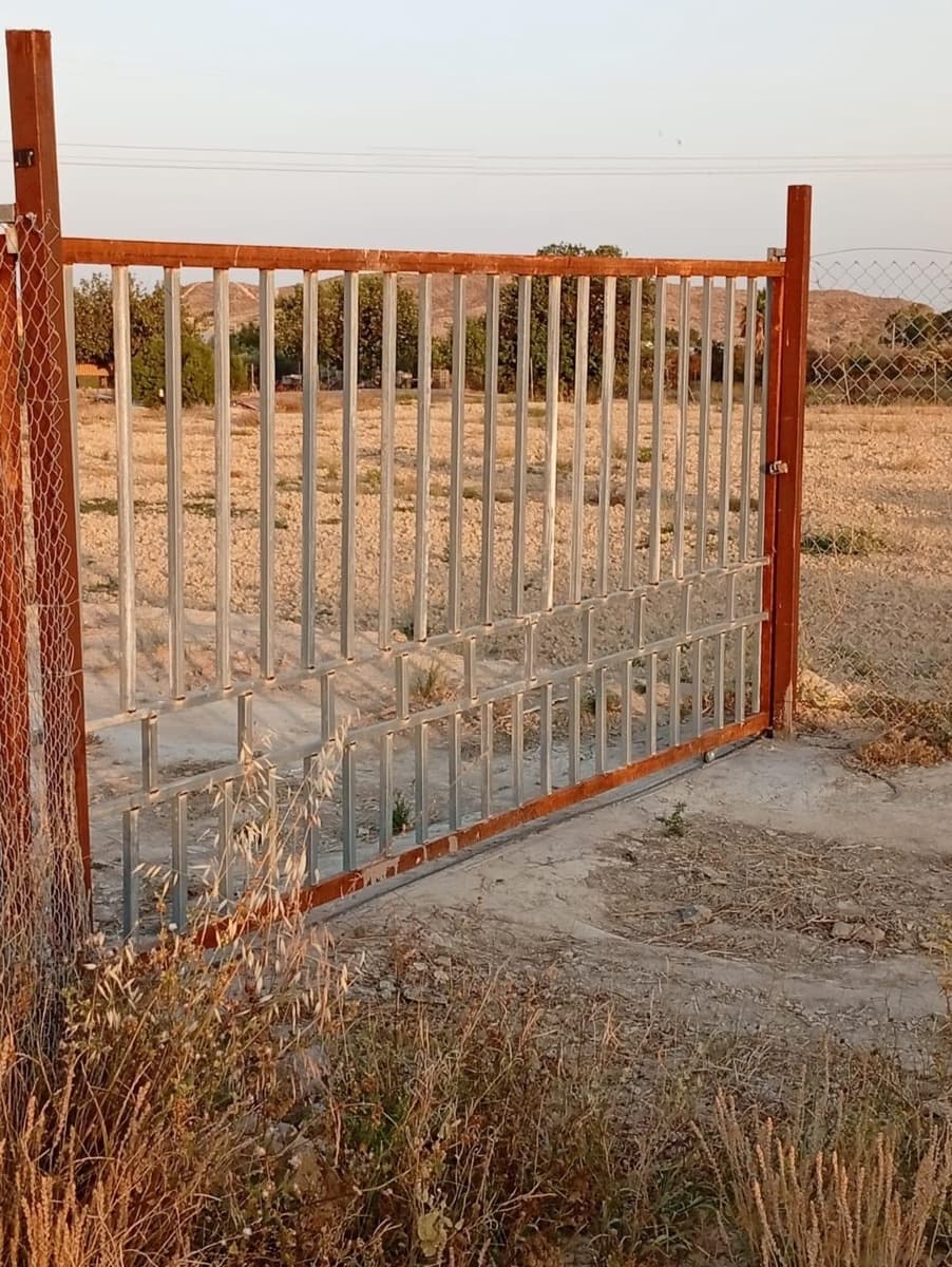 Grunde uden byggetilladelser til salg i Alicante by - € 139.900 (Ref: 9128260)