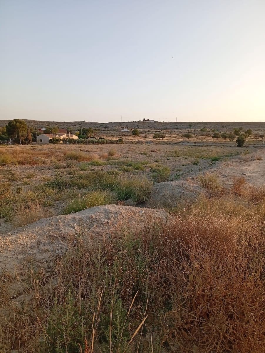 Grunde uden byggetilladelser til salg i Alicante by - € 139.900 (Ref: 9128260)