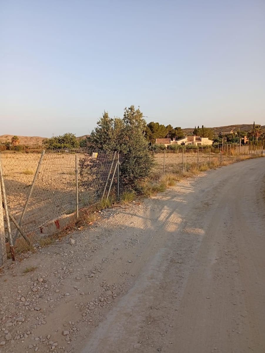 Grunde uden byggetilladelser til salg i Alicante by - € 139.900 (Ref: 9128260)