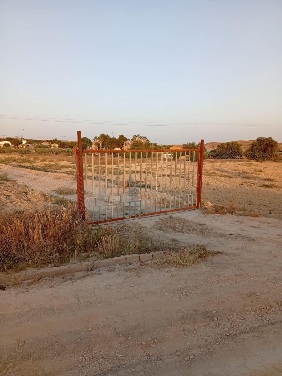 Grunde uden byggetilladelser til salg i Alicante by - € 139.900 (Ref: 9128260)