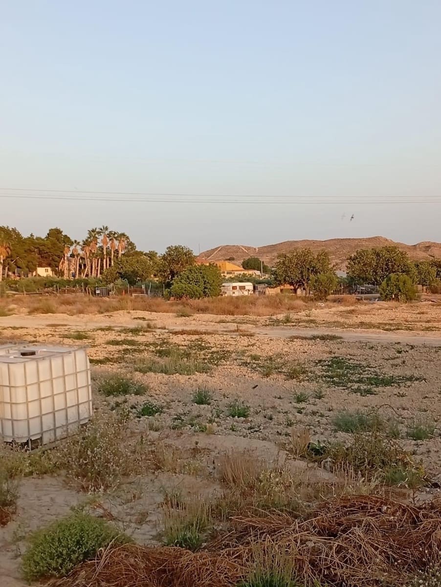 Grunde uden byggetilladelser til salg i Alicante by - € 139.900 (Ref: 9128260)