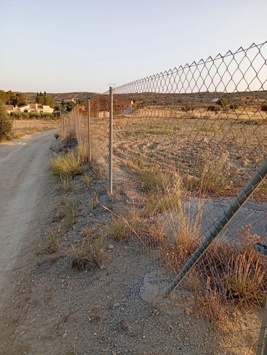 Grunde uden byggetilladelser til salg i Alicante by - € 139.900 (Ref: 9128260)