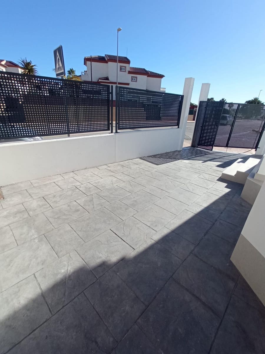 3 bedroom Villa for sale in San Fulgencio with pool - € 275,000 (Ref: 9406895)