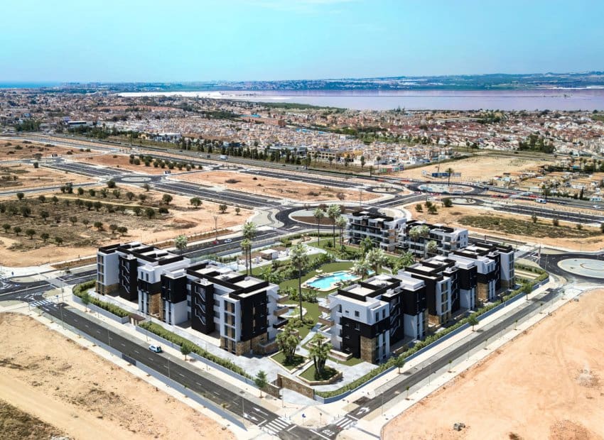 Apartamento de 2 habitaciones en Torrevieja en venta con piscina garaje - 301.000 € (Ref: 10168869)