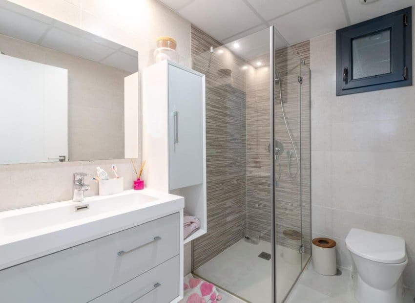 2 bedroom Beach Apartment for sale in Arenales del Sol with pool garage - € 520,000 (Ref: 9187772)