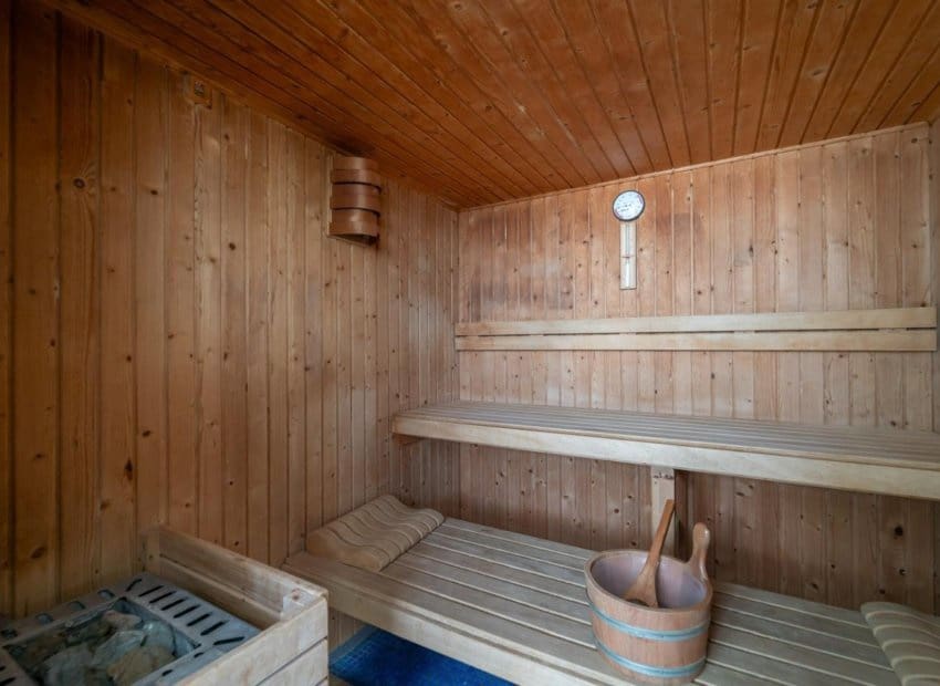 2 bedroom Beach Apartment for sale in Arenales del Sol with pool garage - € 520,000 (Ref: 9187772)