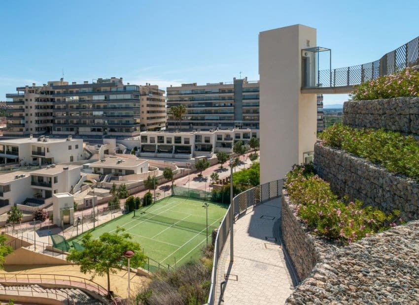 2 bedroom Beach Apartment for sale in Arenales del Sol with pool garage - € 520,000 (Ref: 9187772)