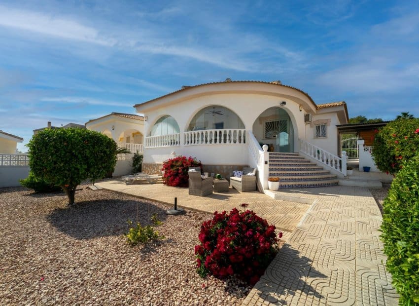 2 bedroom Villa for sale in Monte Azul with pool - € 299,000 (Ref: 9814083)