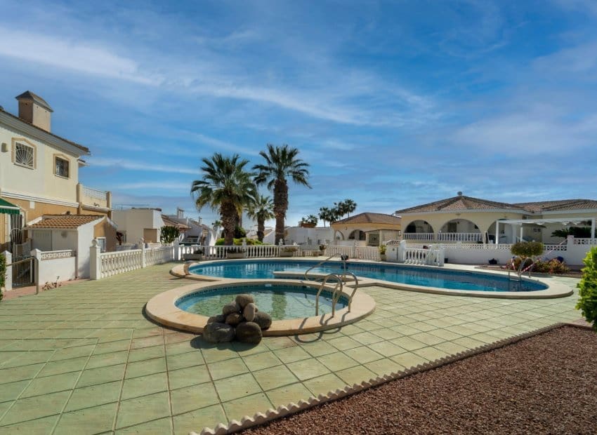 2 bedroom Villa for sale in Monte Azul with pool - € 299,000 (Ref: 9814083)