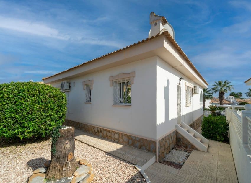 2 bedroom Villa for sale in Monte Azul with pool - € 299,000 (Ref: 9814083)