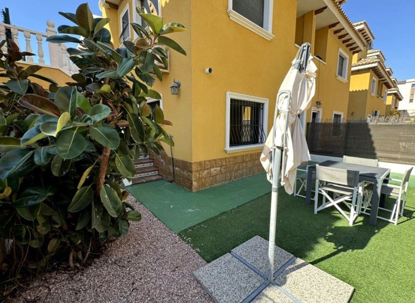 2 chambre Villa/Maison Semi-Mitoyenne à vendre à Ciudad Quesada avec piscine - 250 000 € (Ref: 9816641)