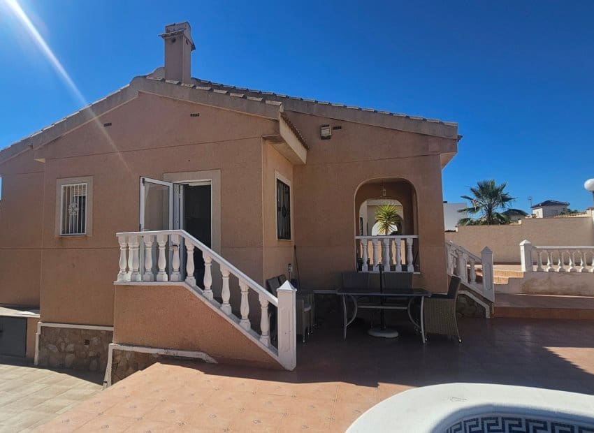 2 bedroom Villa for sale in Rojales with pool - € 285,000 (Ref: 9867946)
