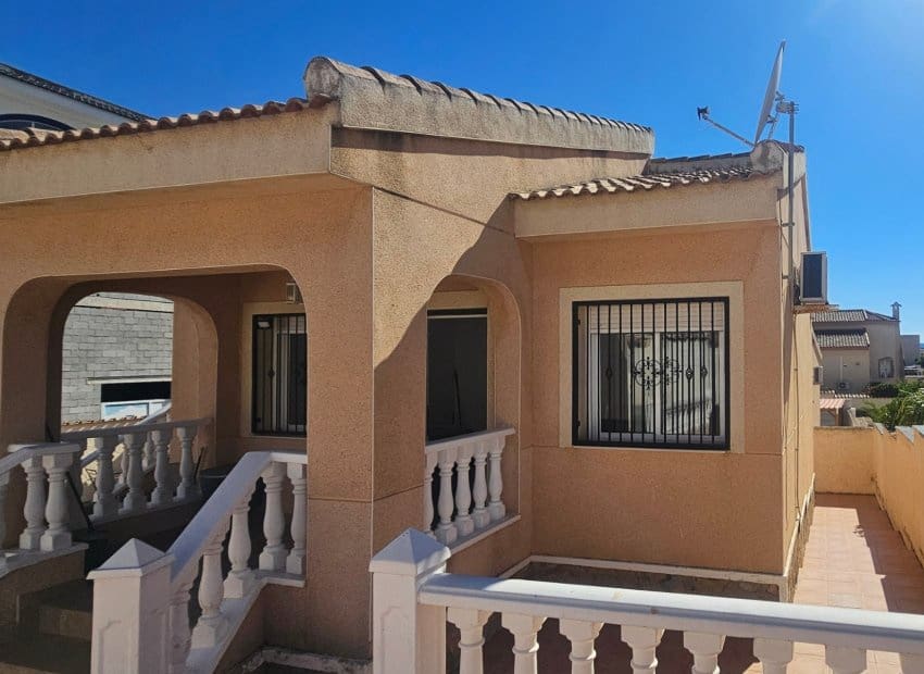 2 bedroom Villa for sale in Rojales with pool - € 285,000 (Ref: 9867946)