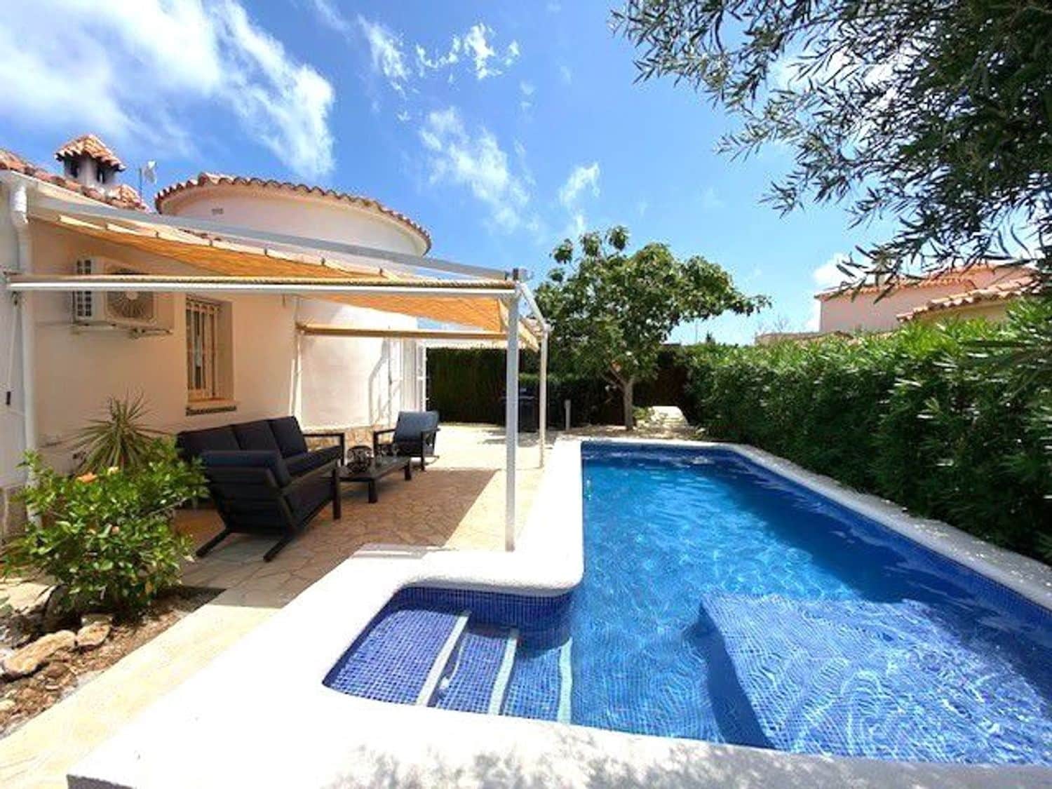 Casa de 2 habitaciones en Dénia en alquiler con piscina garaje - 1.750 € (Ref: 8299776)