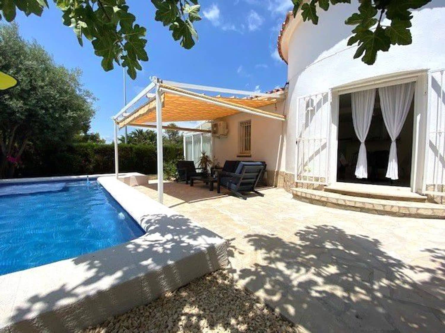 Casa de 2 habitaciones en Dénia en alquiler con piscina garaje - 1.750 € (Ref: 8299776)