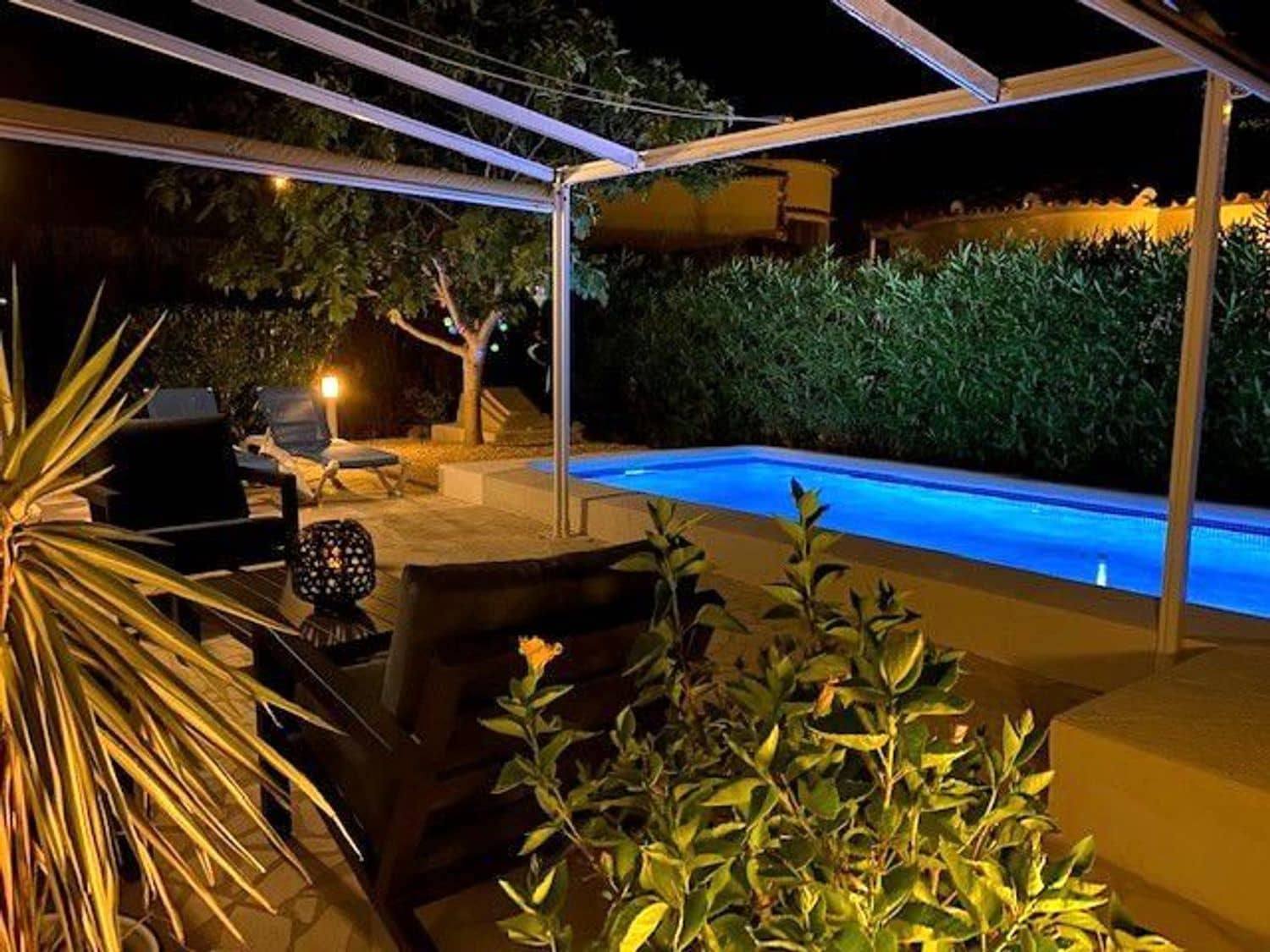 Casa de 2 habitaciones en Dénia en alquiler con piscina garaje - 1.750 € (Ref: 8299776)