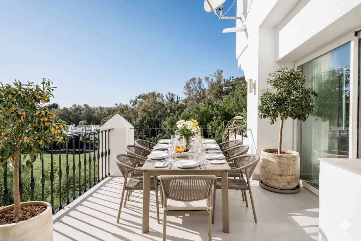 3 bedroom Apartment for sale in La Quinta with pool garage - € 799,000 (Ref: 10003861)