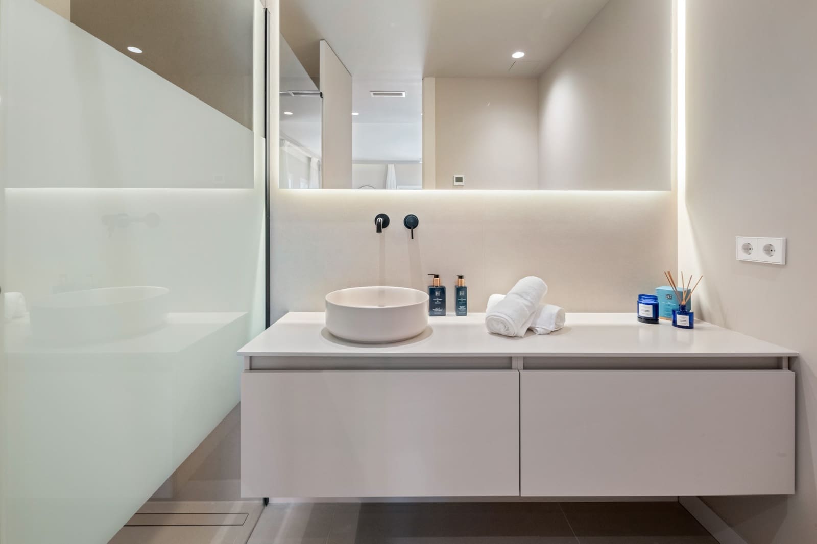 3 bedroom Apartment for sale in La Quinta with pool garage - € 799,000 (Ref: 10003861)