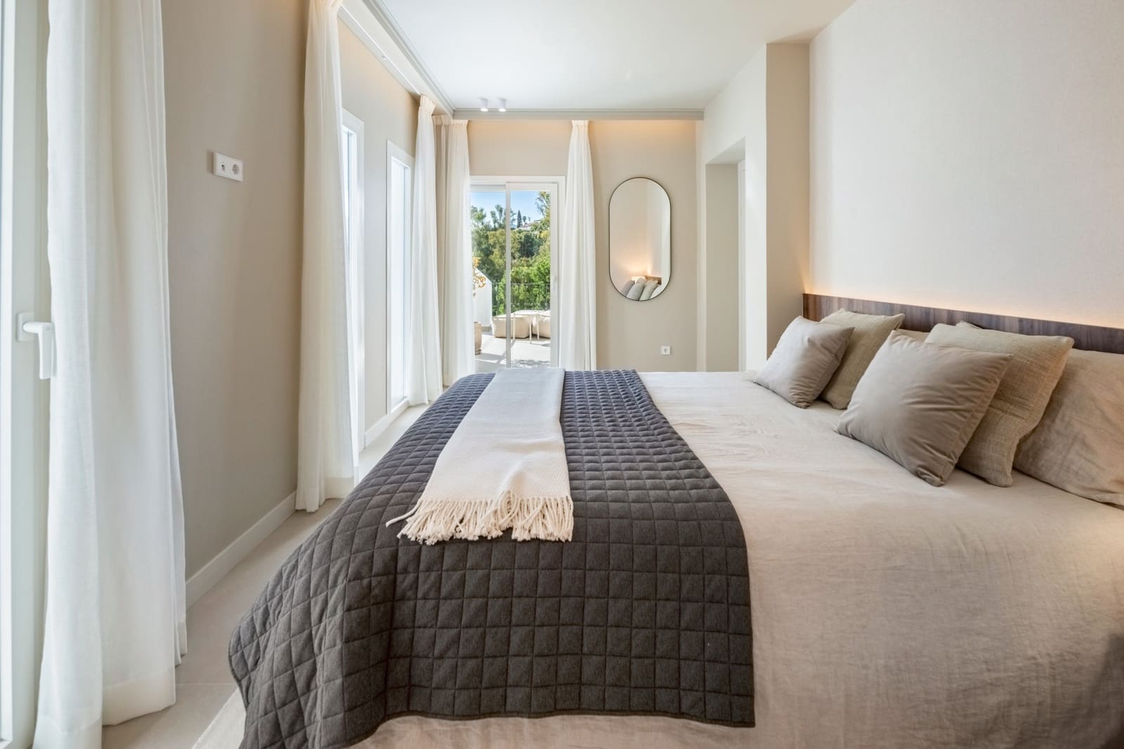 3 bedroom Apartment for sale in La Quinta with pool garage - € 799,000 (Ref: 10003861)