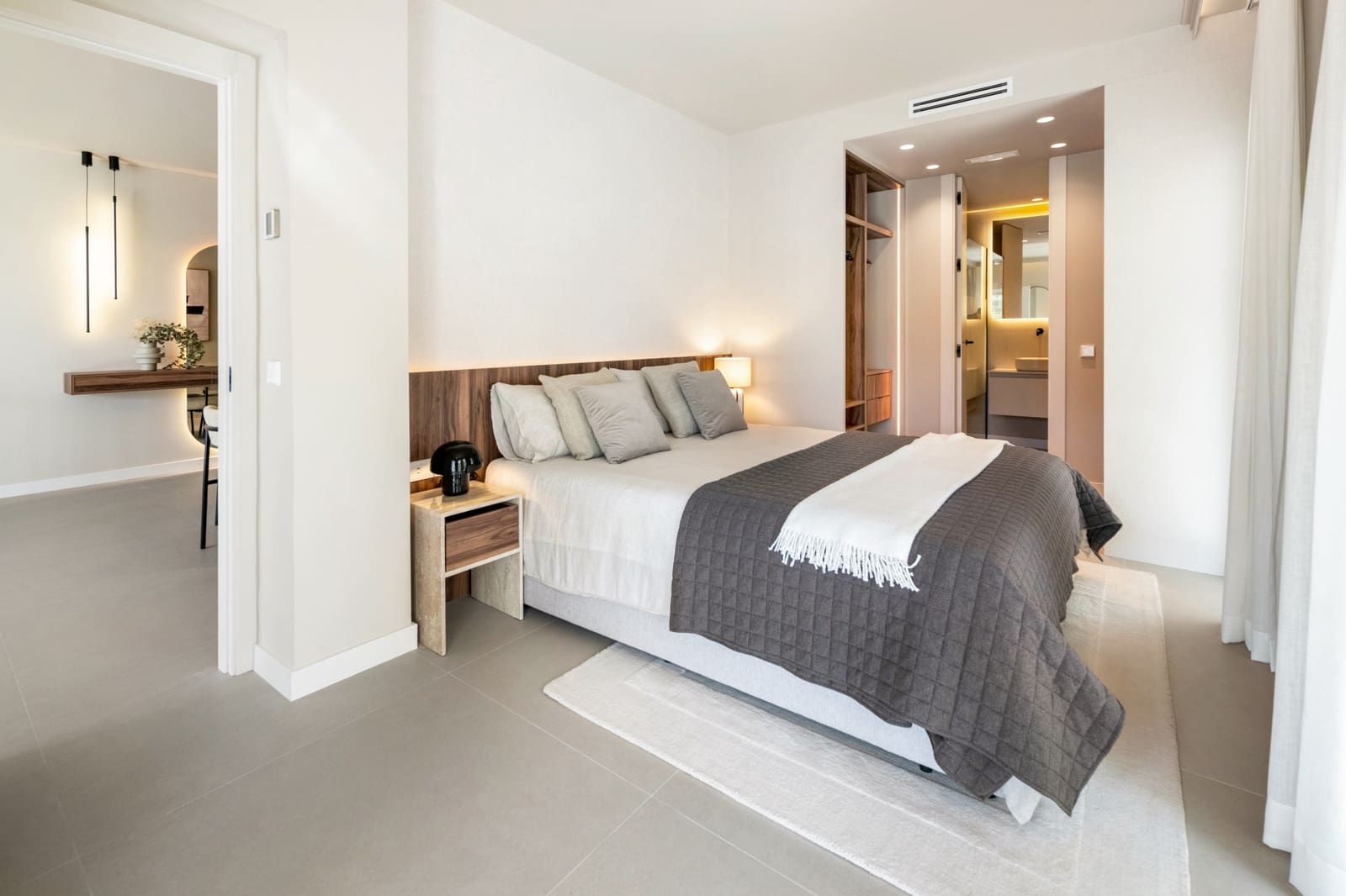 3 bedroom Apartment for sale in La Quinta with pool garage - € 799,000 (Ref: 10003861)