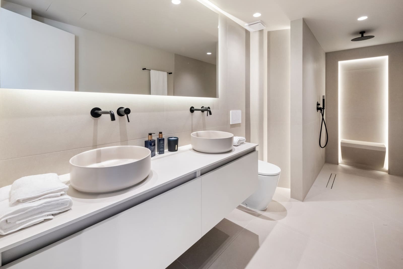 3 bedroom Apartment for sale in La Quinta with pool garage - € 799,000 (Ref: 10003861)