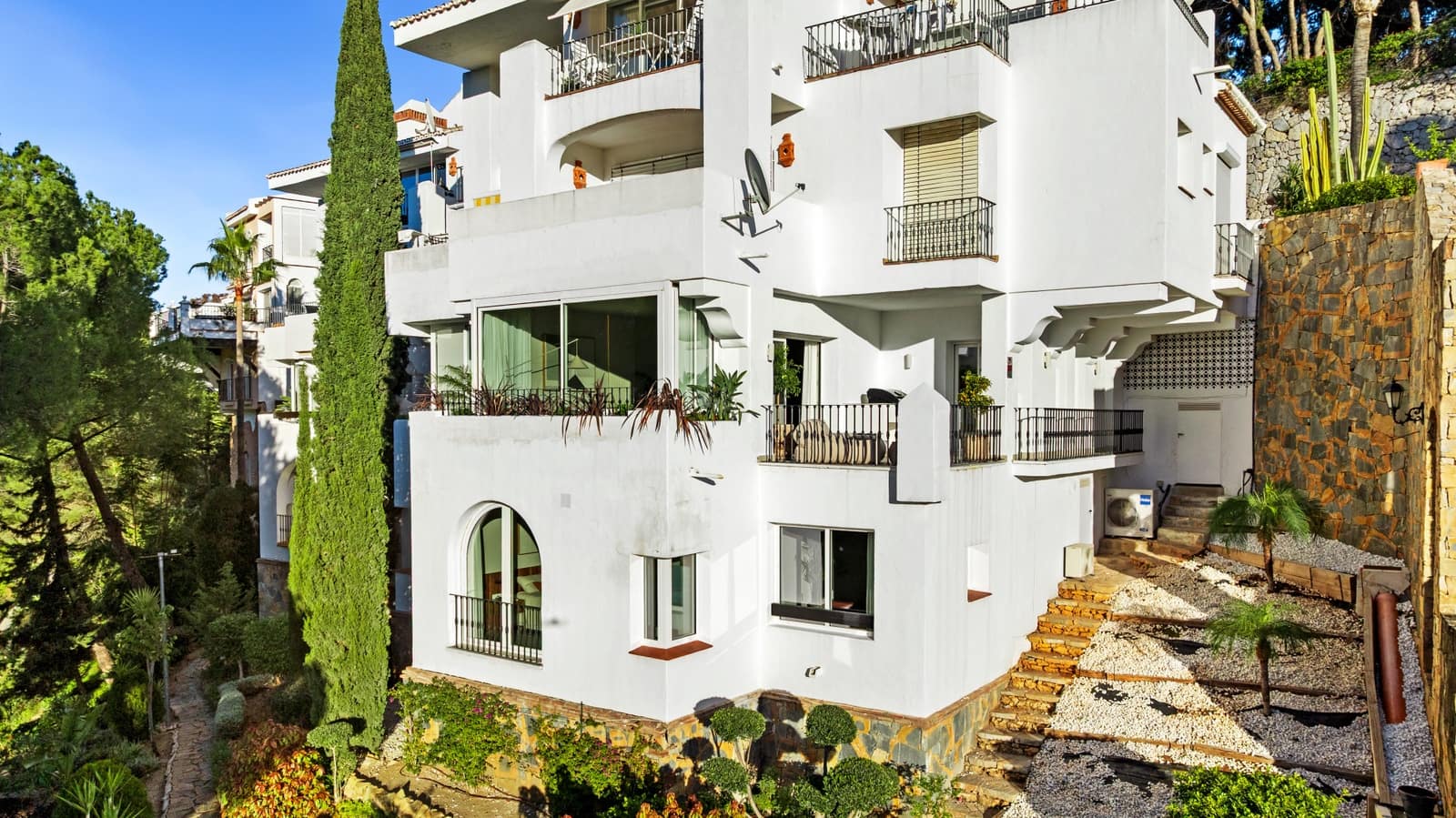 3 bedroom Apartment for sale in La Quinta with pool garage - € 799,000 (Ref: 10003861)