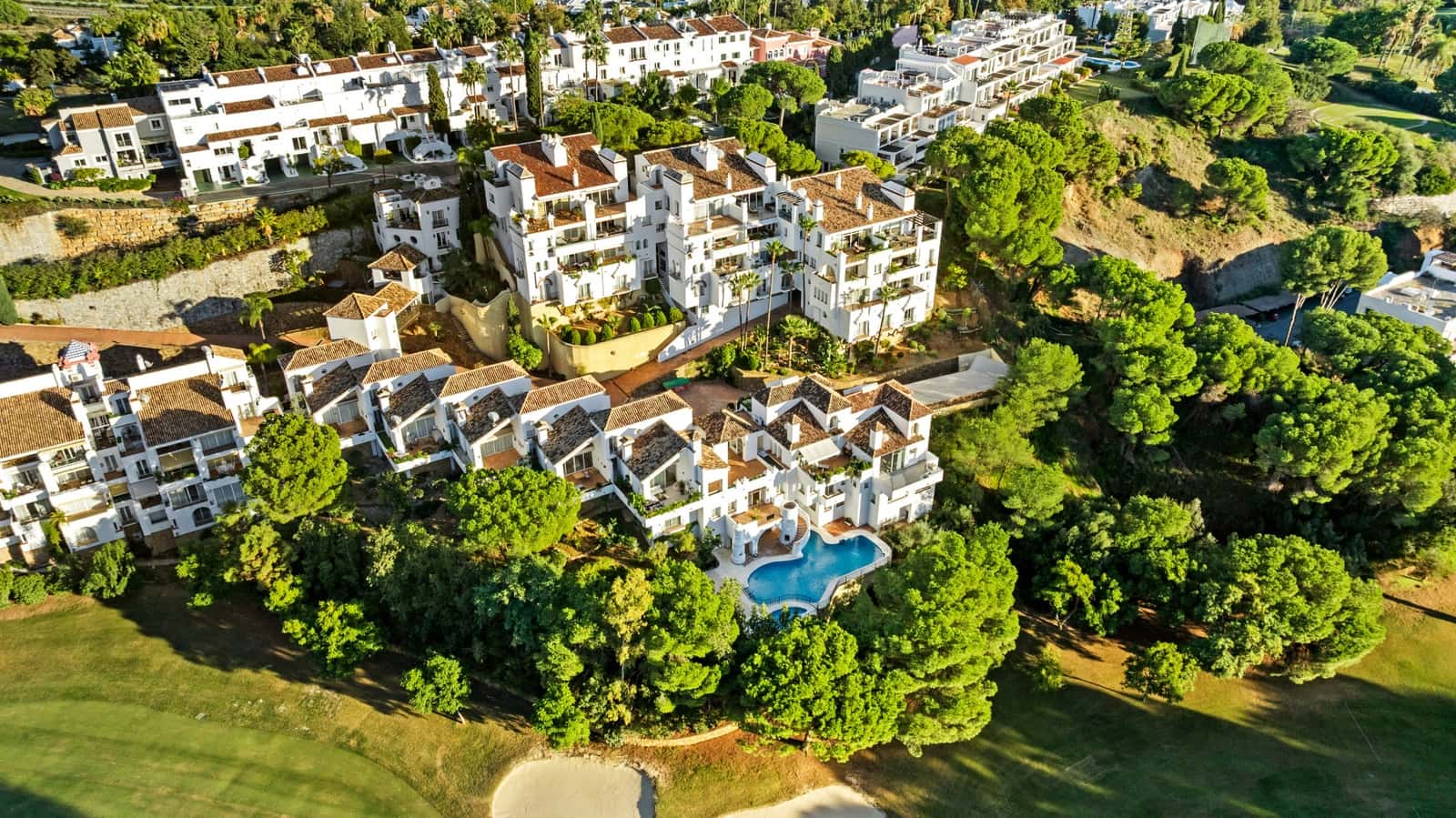 3 bedroom Apartment for sale in La Quinta with pool garage - € 799,000 (Ref: 10003861)