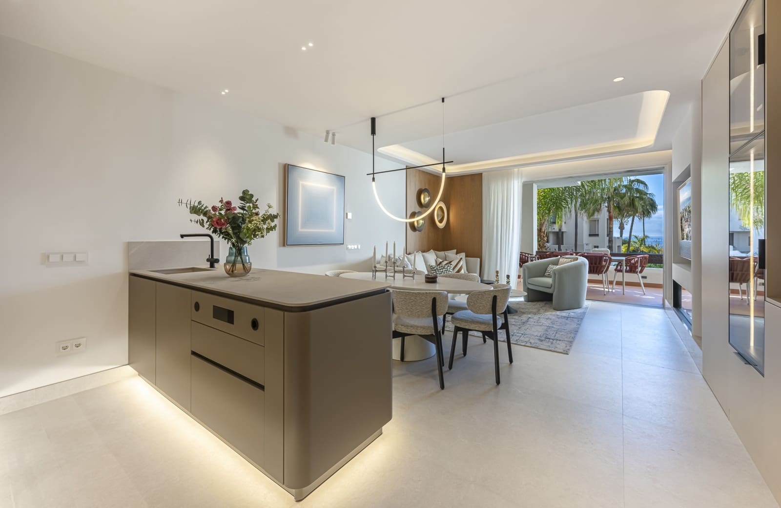 Apartamento de 3 habitaciones en Estepona en venta con piscina garaje - 1.895.000 € (Ref: 10013104)