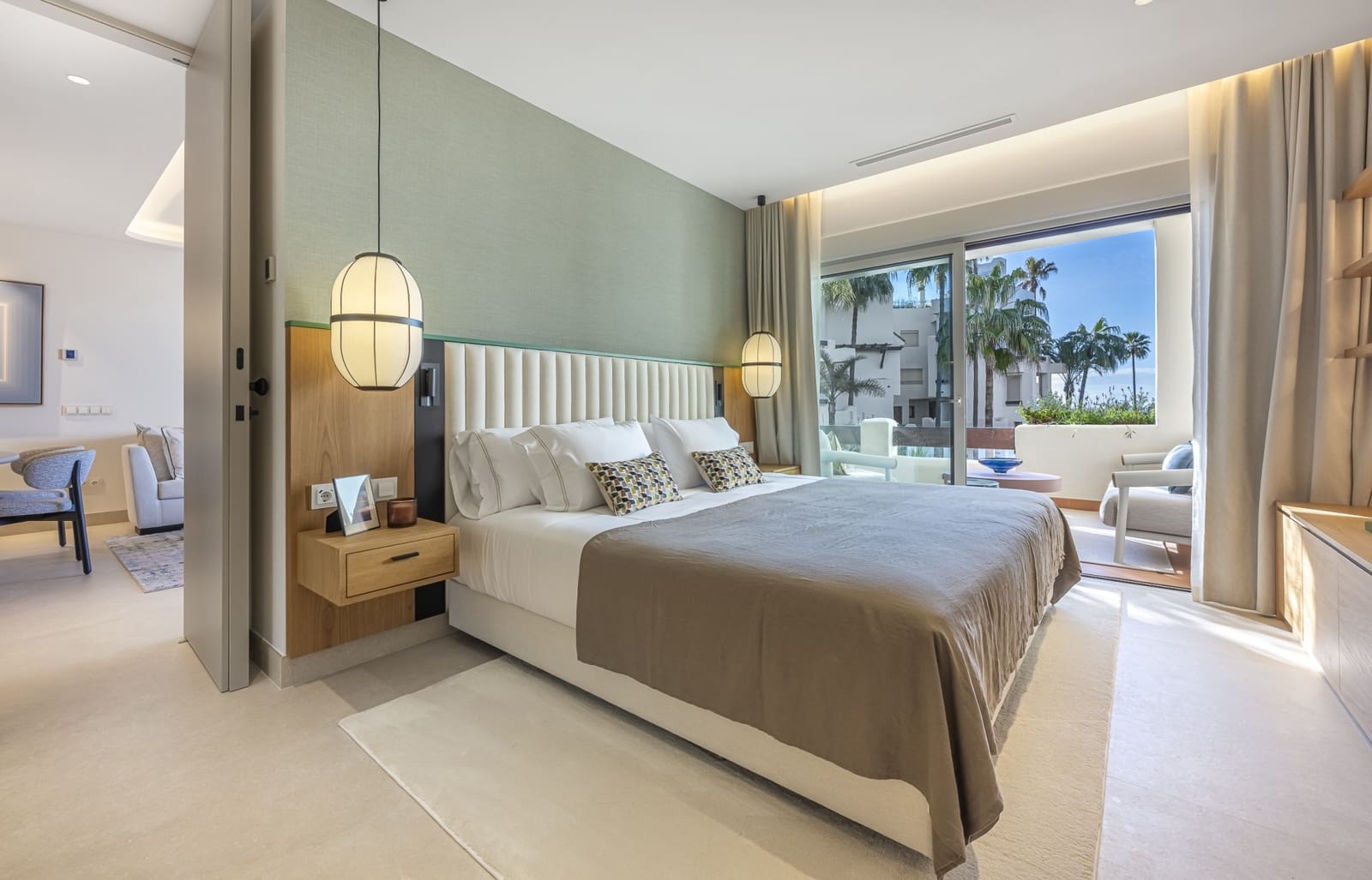 Apartamento de 3 habitaciones en Estepona en venta con piscina garaje - 1.895.000 € (Ref: 10013104)