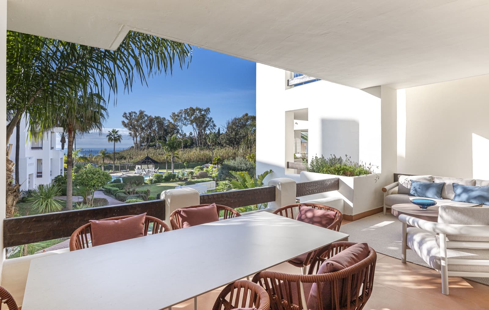 Apartamento de 3 habitaciones en Estepona en venta con piscina garaje - 1.895.000 € (Ref: 10013104)