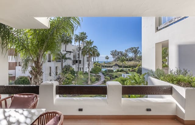 Apartamento de 3 habitaciones en Estepona en venta con piscina garaje - 1.895.000 € (Ref: 10013104)