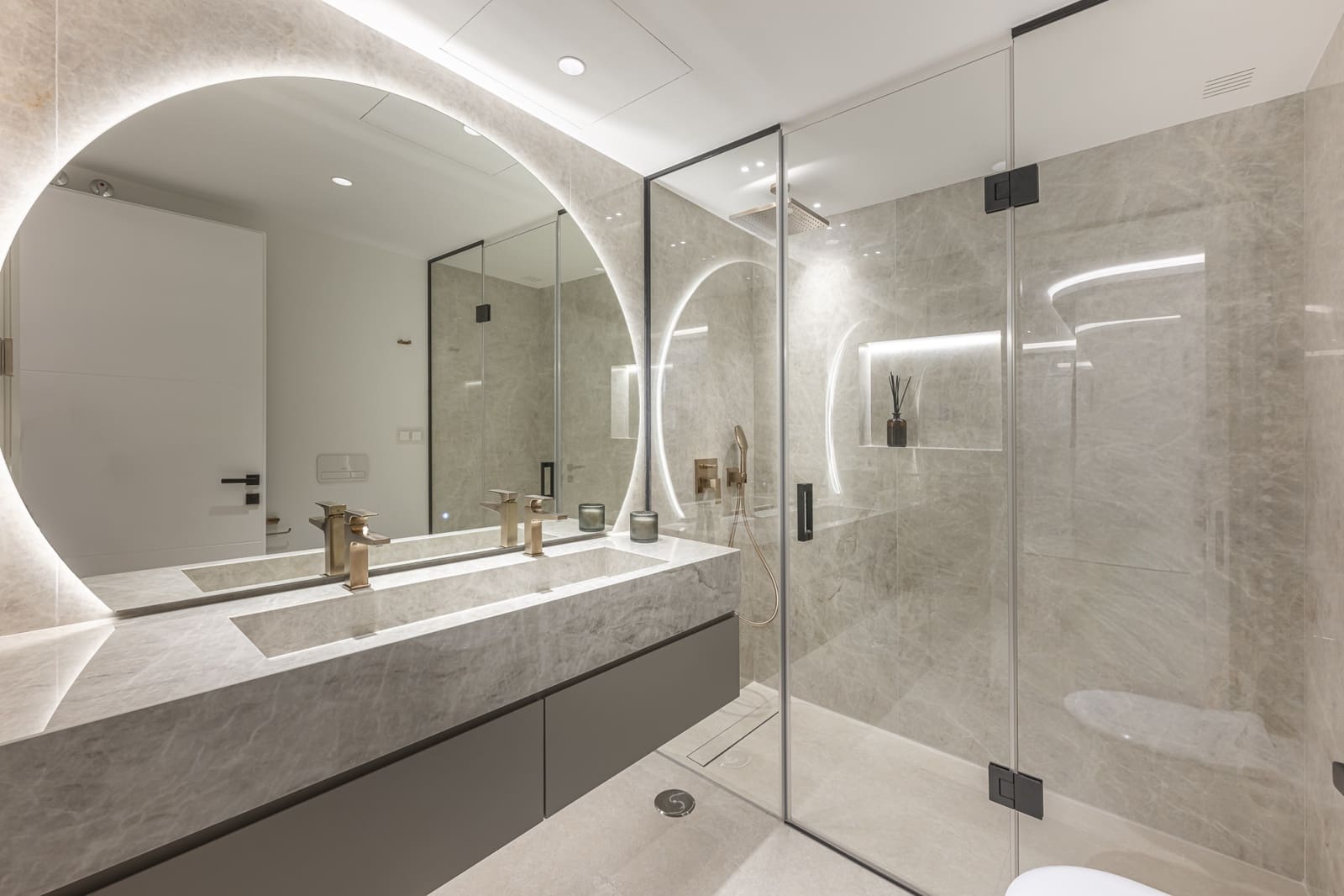 Apartamento de 3 habitaciones en Estepona en venta con piscina garaje - 1.895.000 € (Ref: 10013104)
