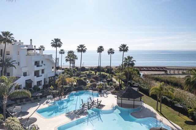 Apartamento de 3 habitaciones en Estepona en venta con piscina garaje - 1.895.000 € (Ref: 10013104)