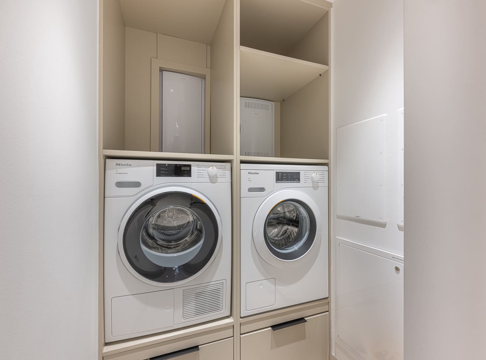 Apartamento de 3 habitaciones en Estepona en venta con piscina garaje - 1.895.000 € (Ref: 10013104)