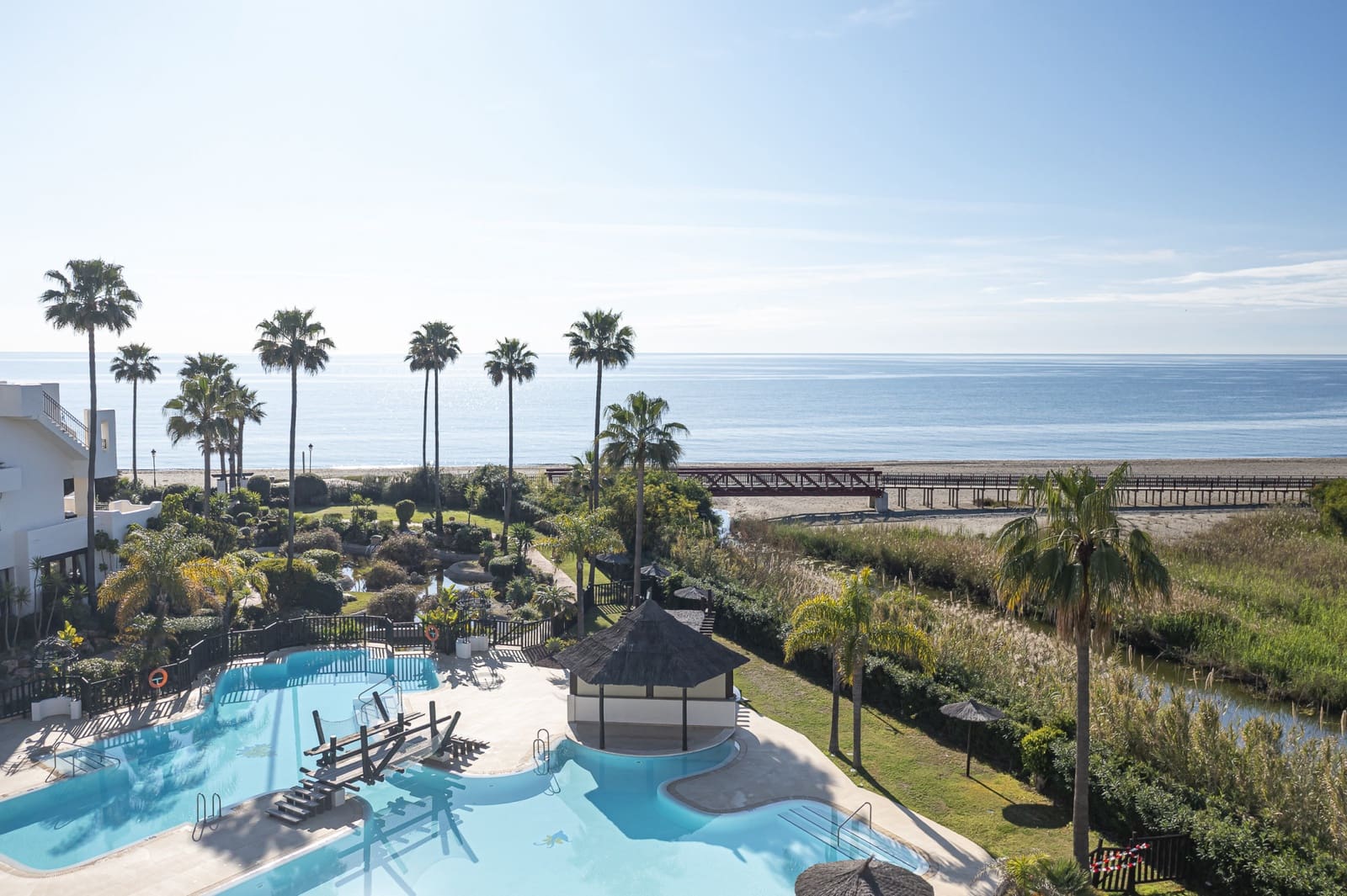 Apartamento de 3 habitaciones en Estepona en venta con piscina garaje - 1.895.000 € (Ref: 10013104)