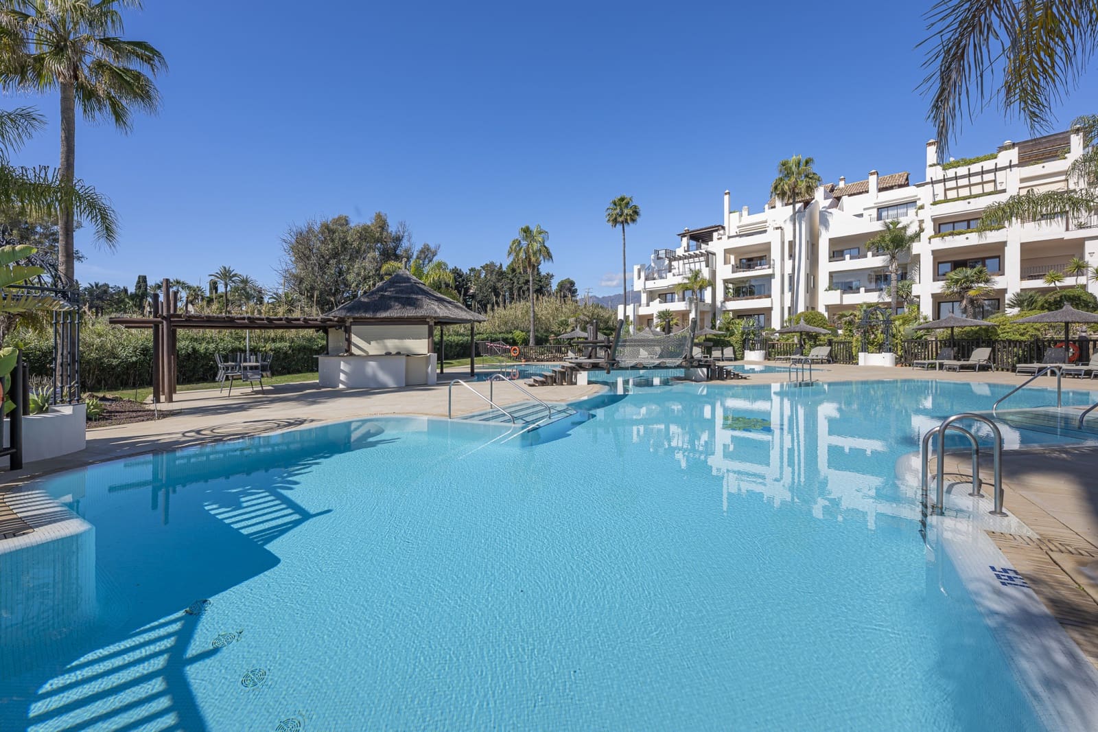 Apartamento de 3 habitaciones en Estepona en venta con piscina garaje - 1.895.000 € (Ref: 10013104)