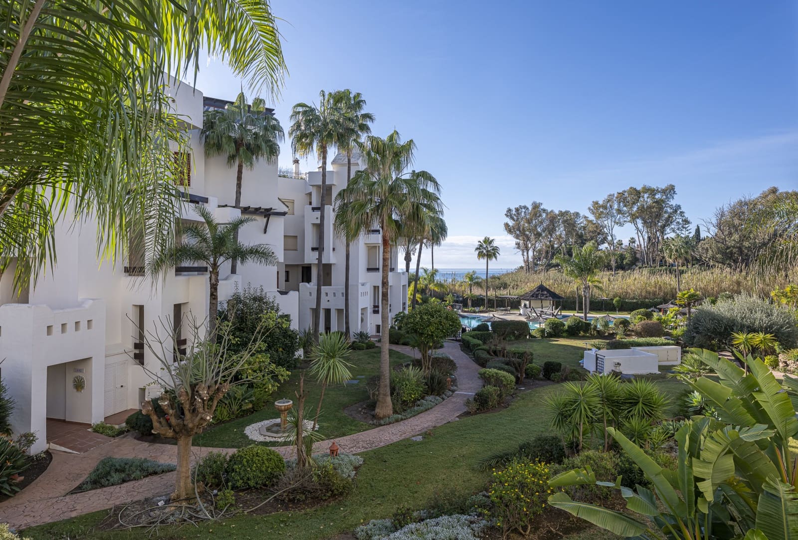 Apartamento de 3 habitaciones en Estepona en venta con piscina garaje - 1.895.000 € (Ref: 10013104)