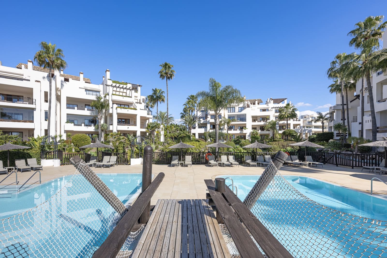 Apartamento de 3 habitaciones en Estepona en venta con piscina garaje - 1.895.000 € (Ref: 10013104)