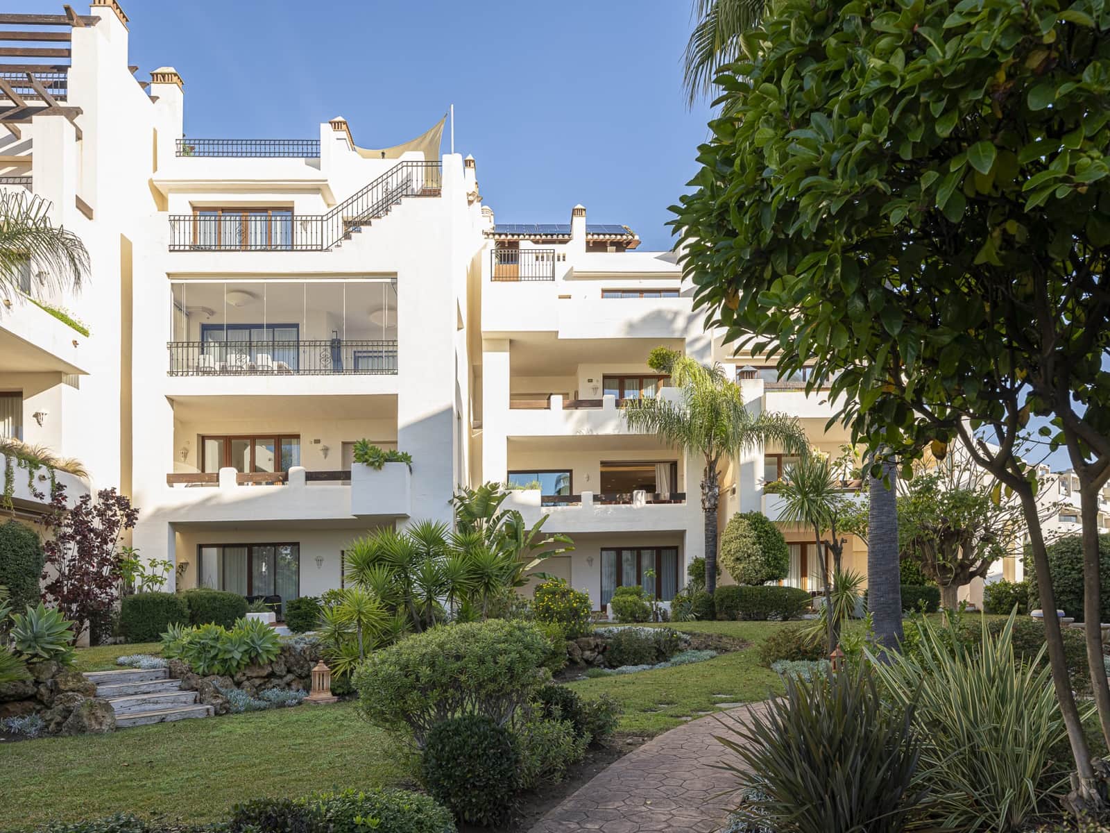 Apartamento de 3 habitaciones en Estepona en venta con piscina garaje - 1.895.000 € (Ref: 10013104)