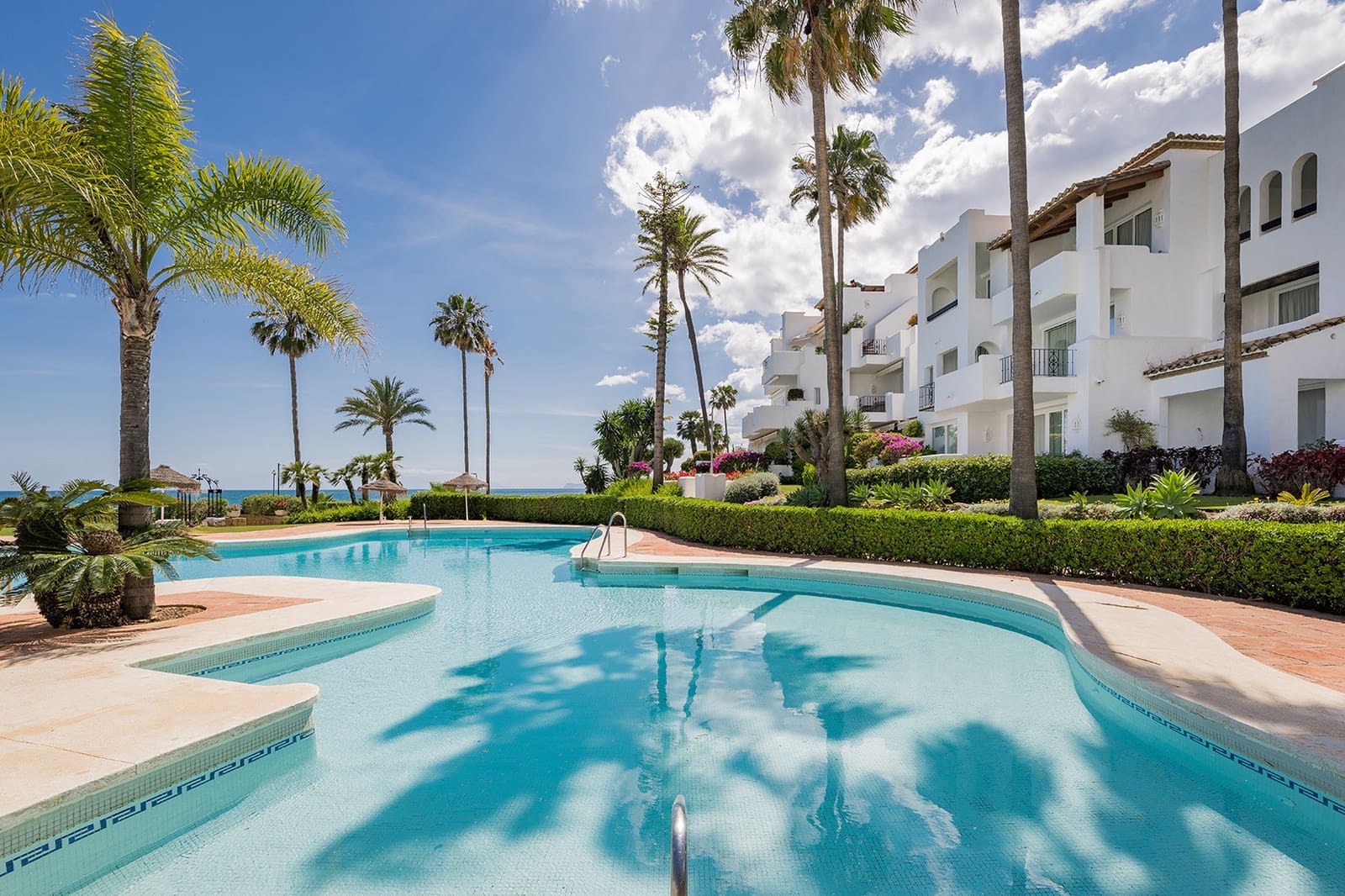 Apartamento de 3 habitaciones en Estepona en venta con piscina garaje - 2.995.000 € (Ref: 10013105)