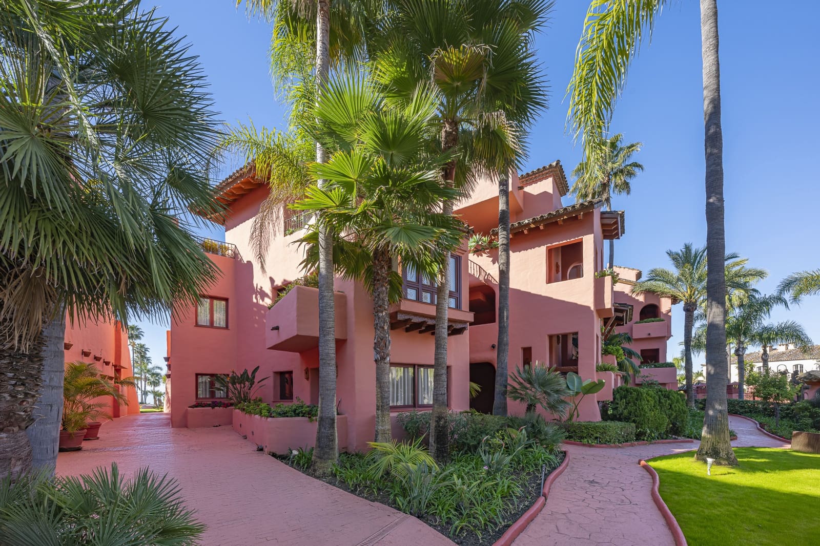 3 soveværelse Lejlighed til salg i Estepona med swimmingpool garage - € 2.395.000 (Ref: 10013106)