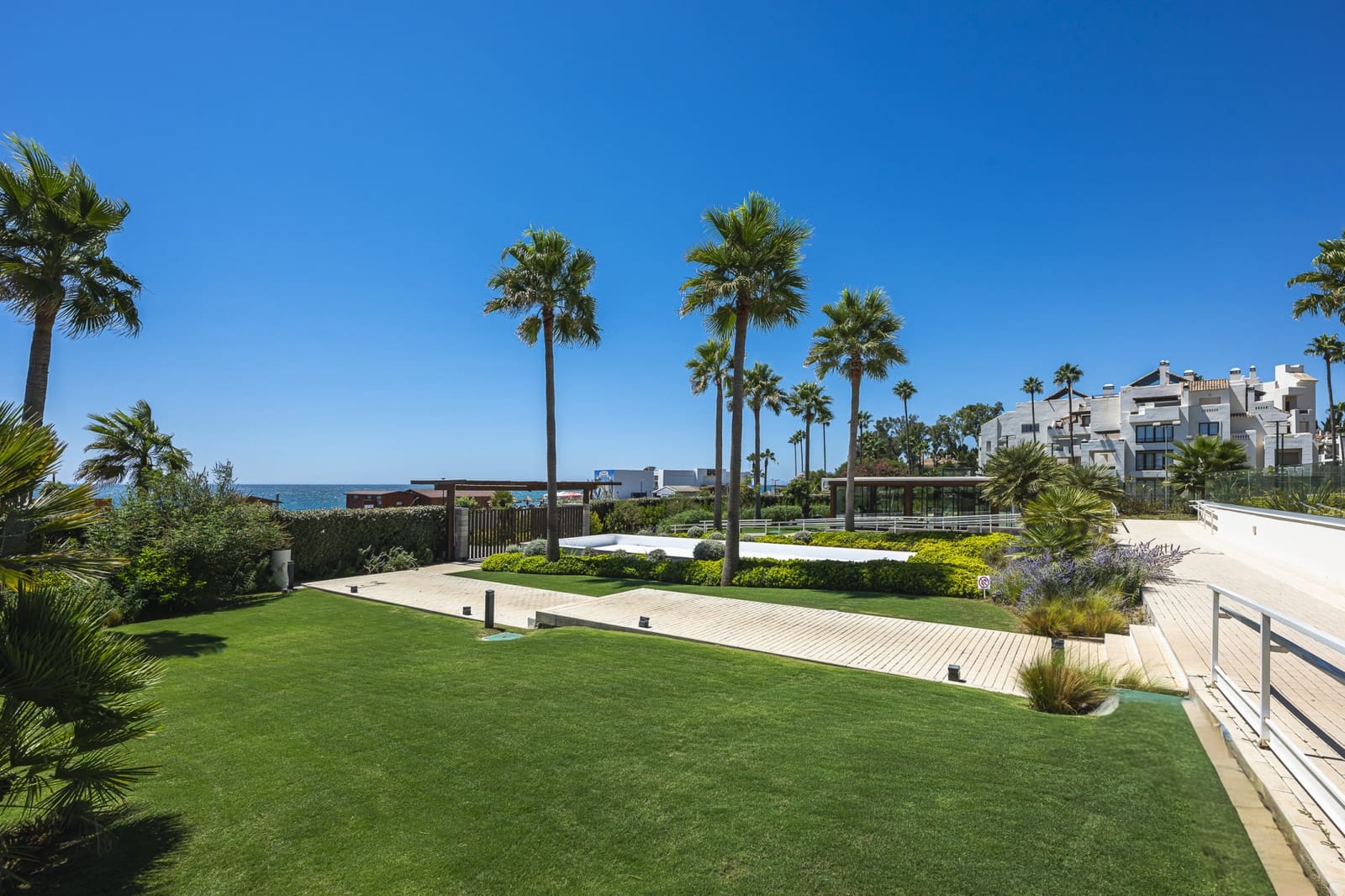 2 Zimmer Apartment zu verkaufen in Estepona mit Pool Garage - 1.595.000 € (Ref: 10015292)