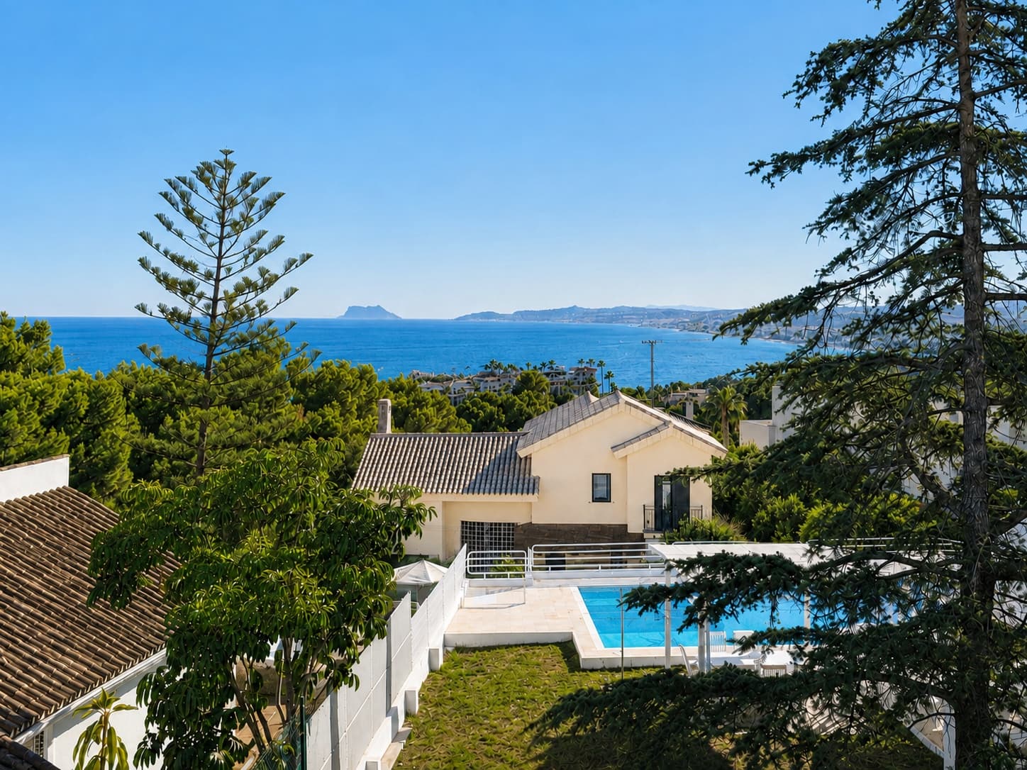 4 sypialnia Willa na sprzedaż w Estepona z basenem garażem - 1 050 000 € (Ref: 10038715)
