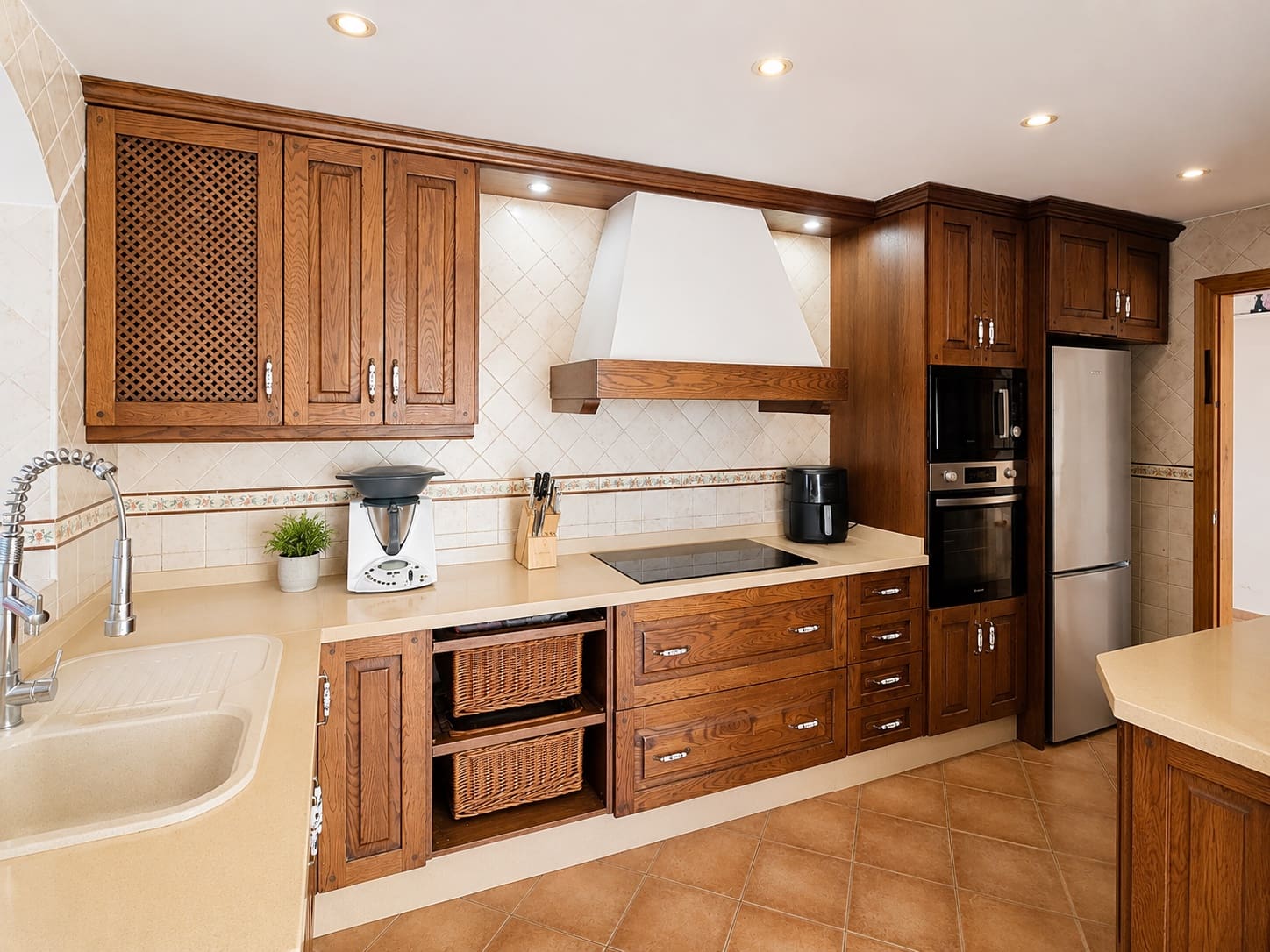 4 sypialnia Willa na sprzedaż w Estepona z basenem garażem - 1 050 000 € (Ref: 10038715)