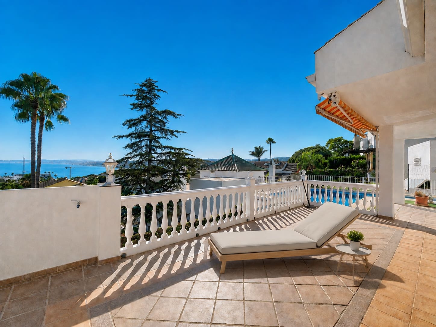 4 sypialnia Willa na sprzedaż w Estepona z basenem garażem - 1 050 000 € (Ref: 10038715)