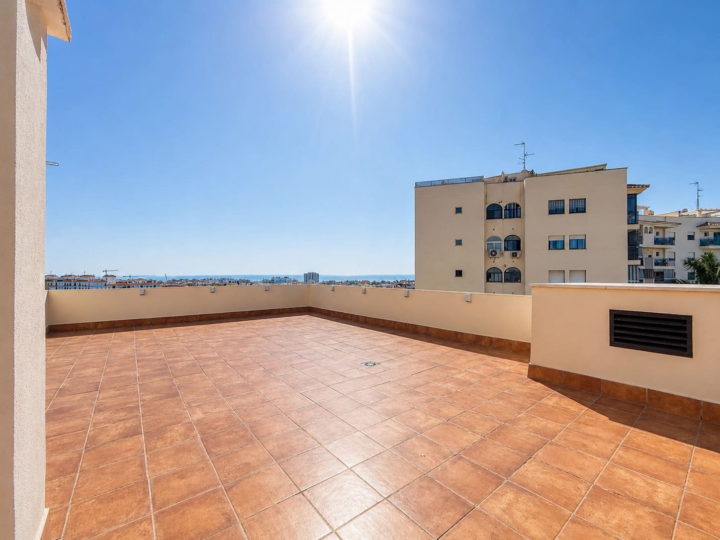 2 soveværelse Lejlighed til salg i Estepona med swimmingpool garage - € 615.000 (Ref: 10047080)