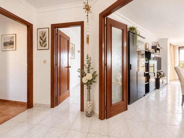 4 bedroom Penthouse for sale in Estepona with pool - € 450,000 (Ref: 10054966)