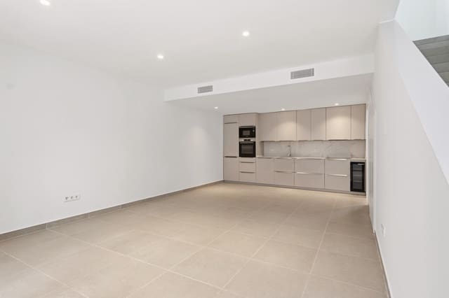 3 makuuhuone Omakotitalo myytävänä paikassa Estepona - 785 000 € (Ref: 10061727)